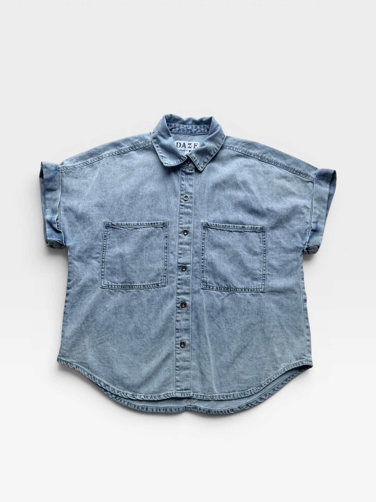 DENIM DAZE SHORE BUTTON-UP TOP IN WILD CARD XS