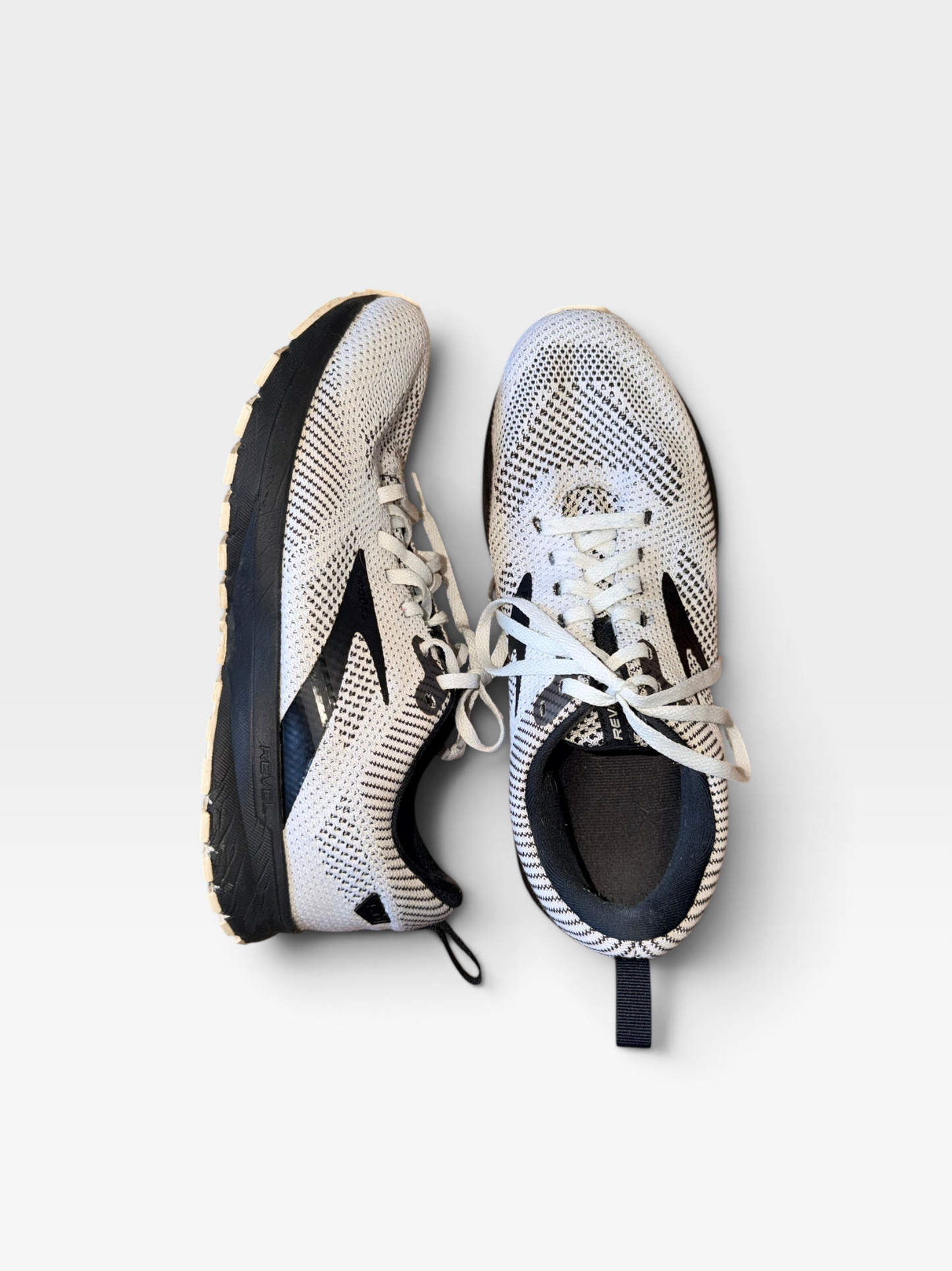 WHITE/BLACK BROOKS SHOES 9.5