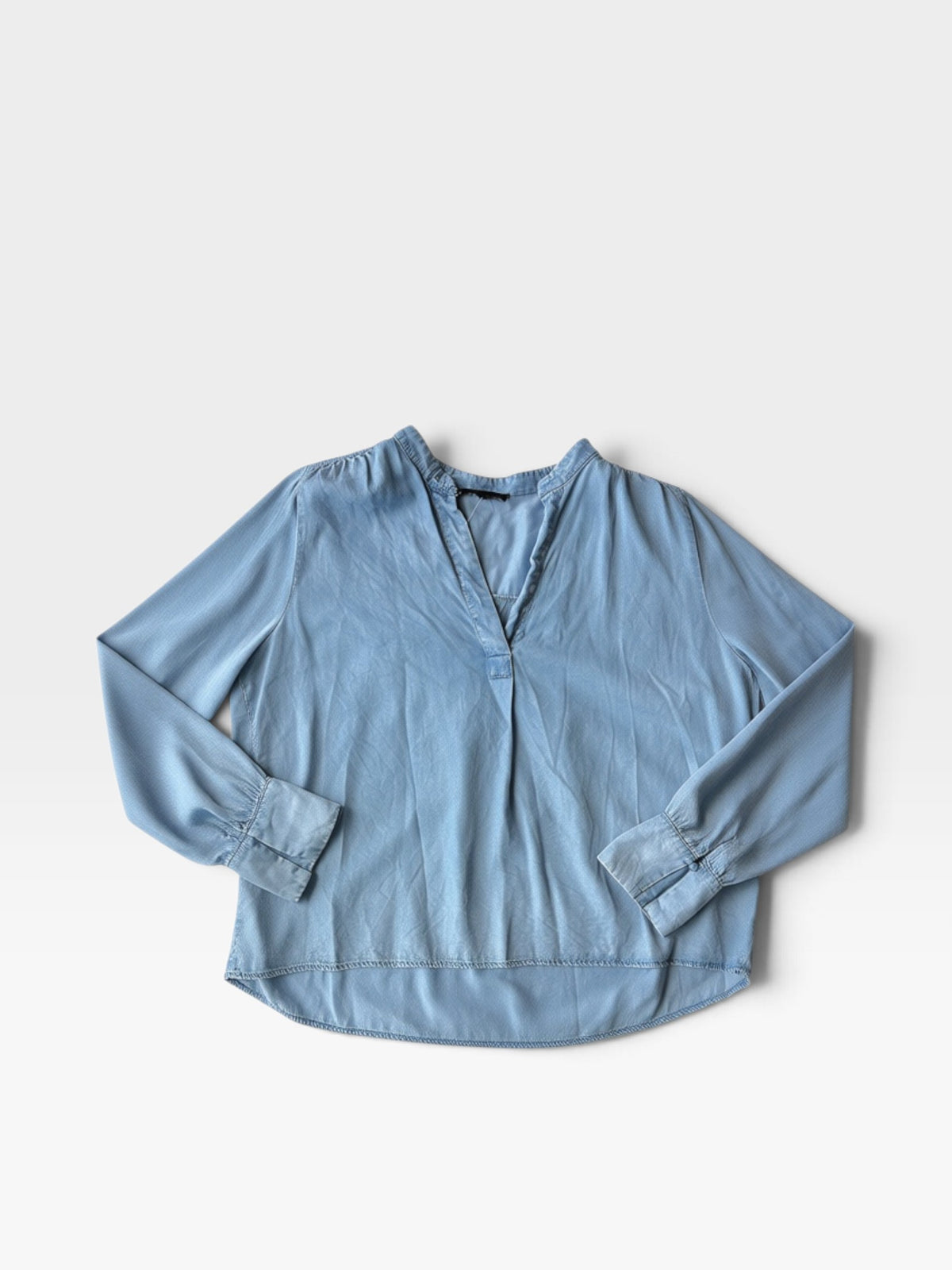TheConsignmentBar jane & delancey blue denim long sleeve top with a v-neckline and button cuffs in size XL.