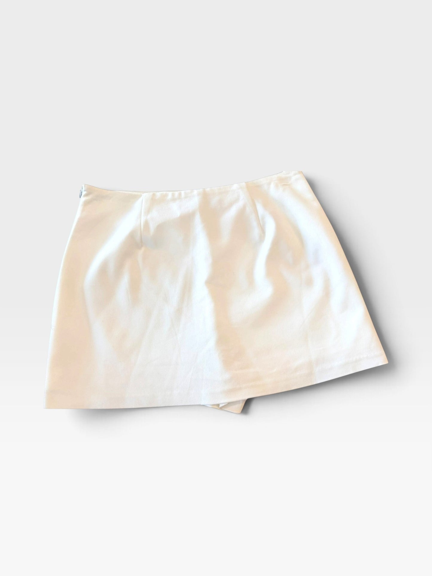 TheConsignmentBar white endless rose skort with a clean minimalist design and side zipper closure.