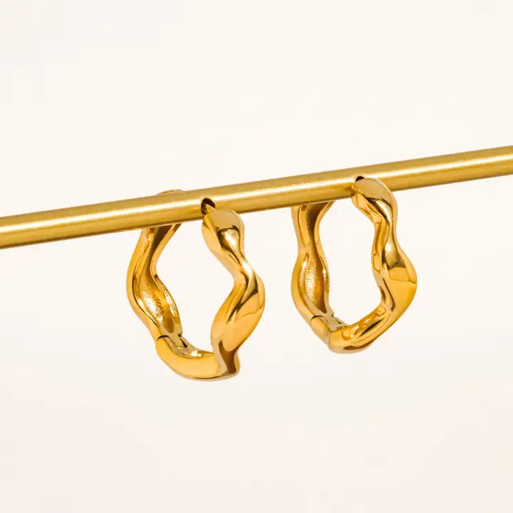18K GOLD WAVY HOOP EARRINGS (NON-TARNISH)