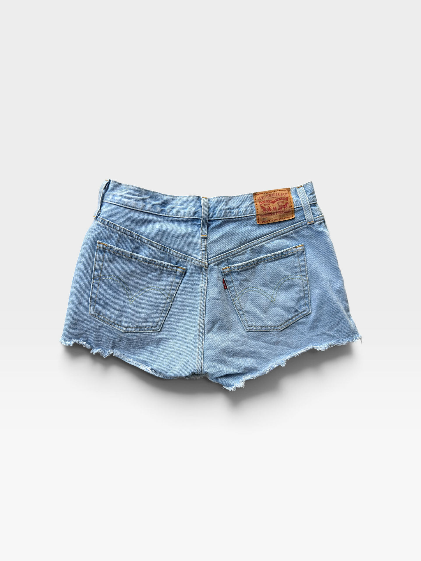 LIGHT WASH LEVI DENIM SHORTS 29