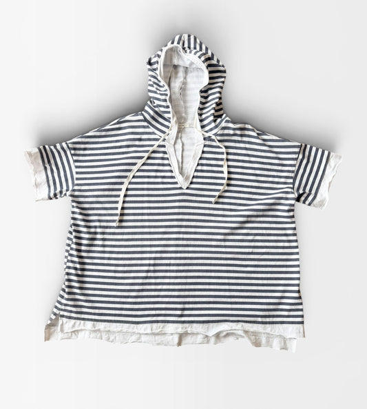 BLUE AND WHITE EASEL TOP L