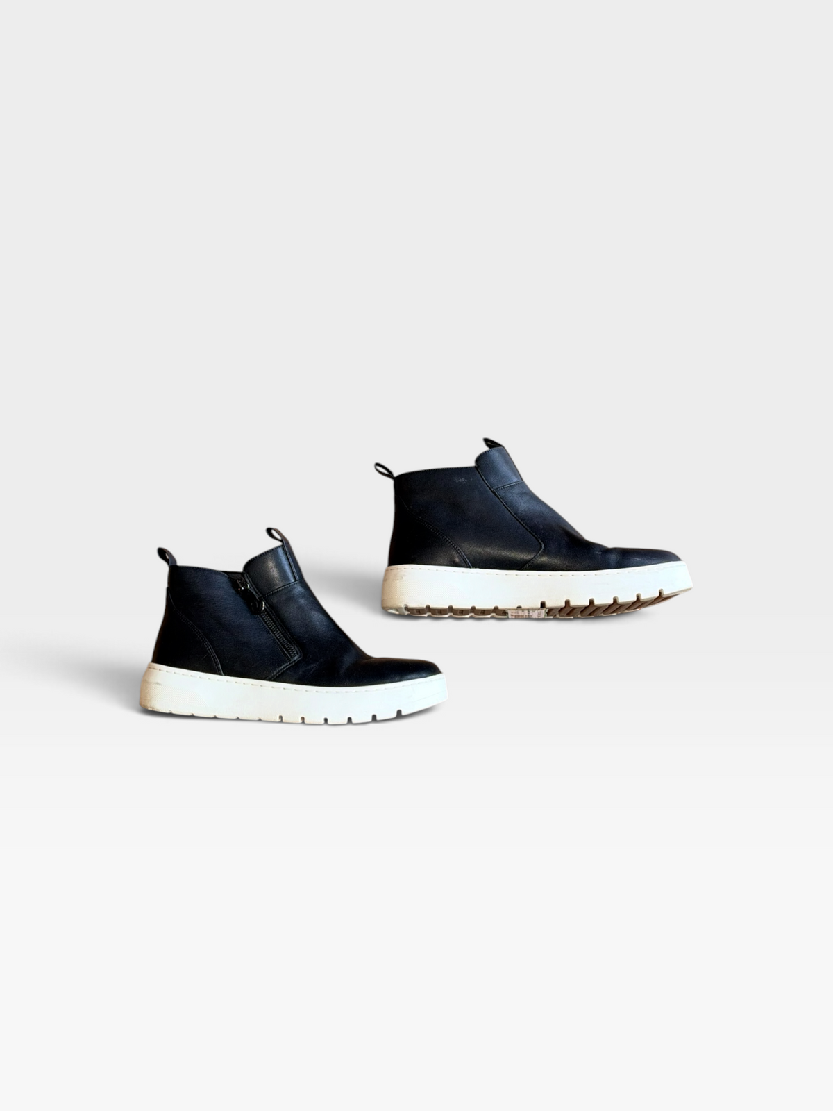 BLACK VIONIC SHOES 7.5