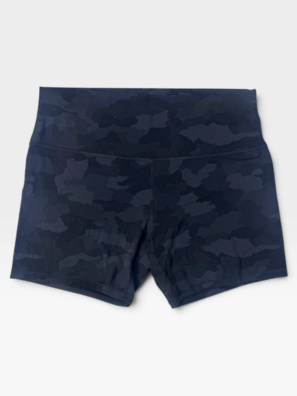 BLACK CAMO LULULEMON BIKERSHORTS 16