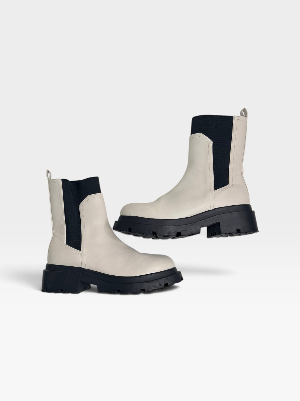 WHITE/BLACK DOLCE VITA BOOTS 9.5