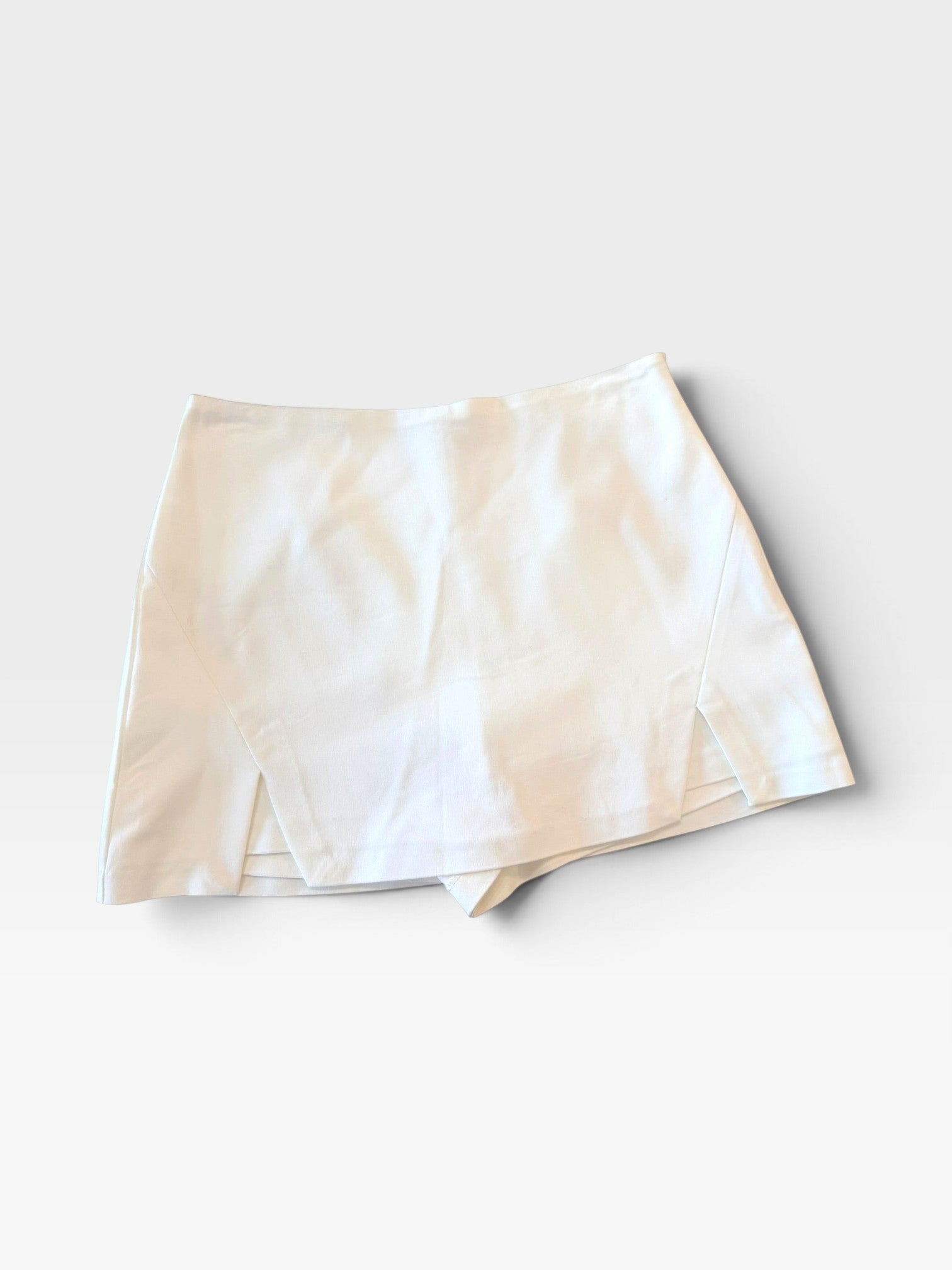 TheConsignmentBar endless rose white skort with a wrap-style front and side slit detail