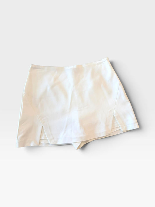 TheConsignmentBar endless rose white skort with a wrap-style front and side slit detail