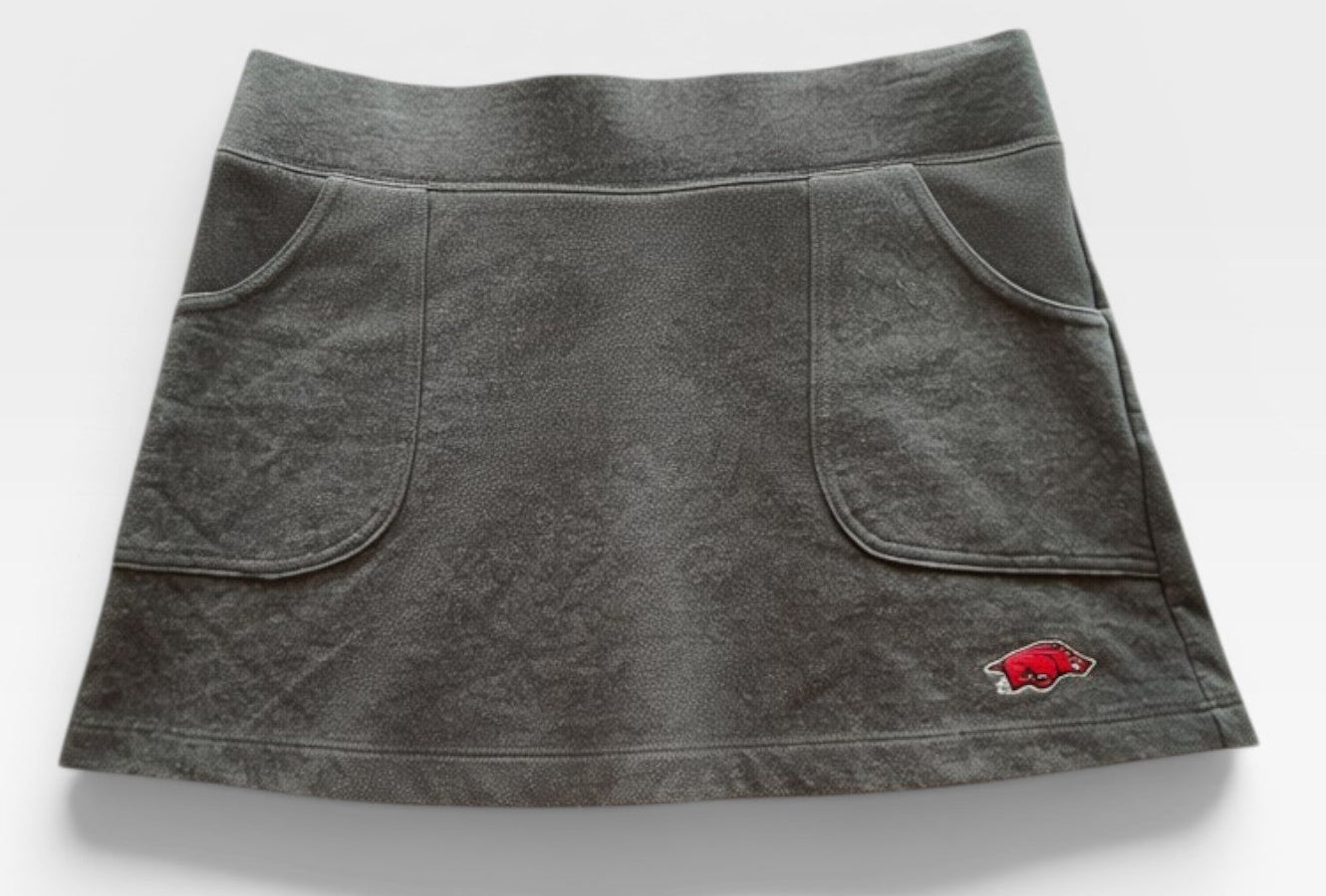 TheConsignmentBar grey Razorback athletic skirt with front pockets and a small red mascot logo patch.