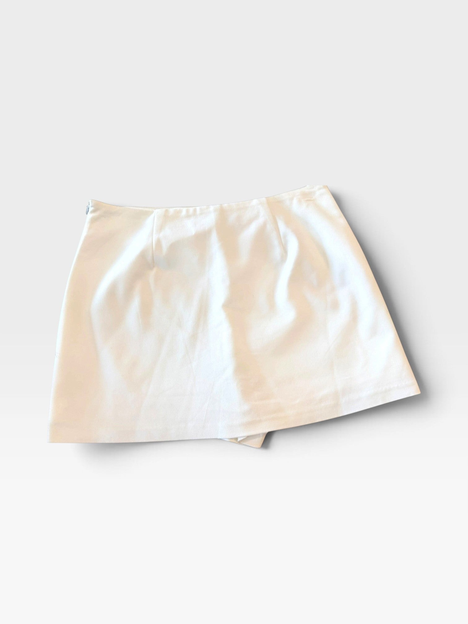 TheConsignmentBar white endless rose skort with a clean minimalist design and side zipper closure.
