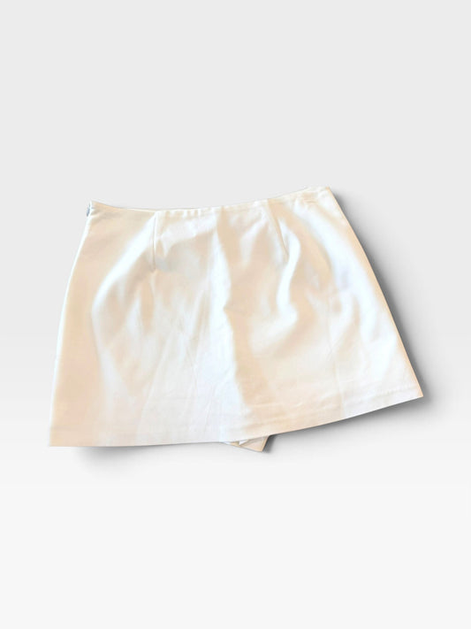 TheConsignmentBar white endless rose skort with a clean minimalist design and side zipper closure.