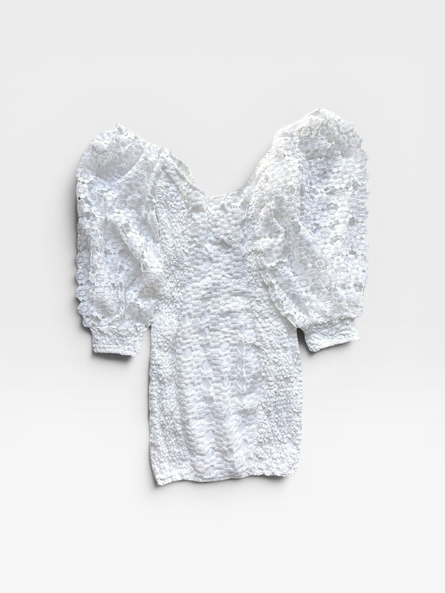 TheConsignmentBar white Selfie Leslie lace mini dress with puff sleeves and sweetheart neckline